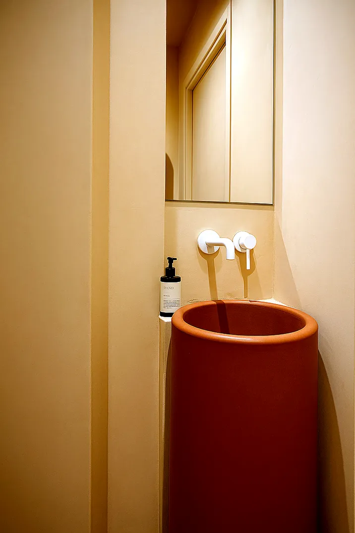 The cylinder-shaped basin