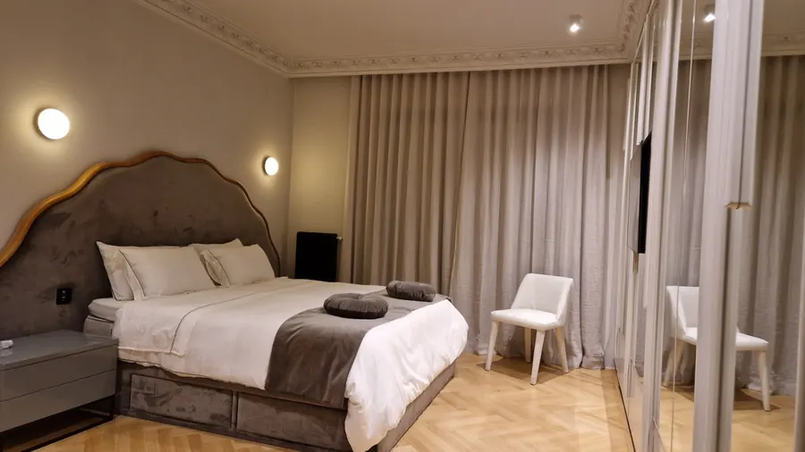 Kolonaki: Bedroom with a mirrored wardrobe