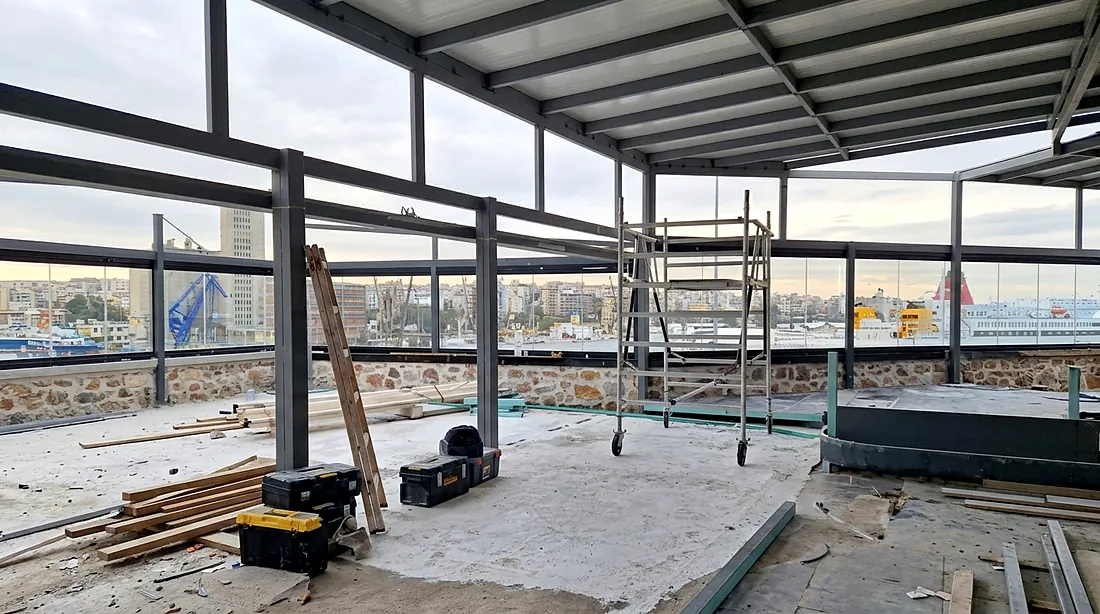 La Luna before: a roof terrace with a steel frame, scaffolding, timber and tools