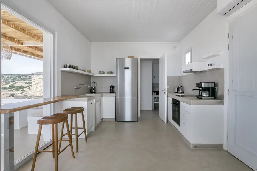 Momi Homes: Kitchen with a counter and a sea view