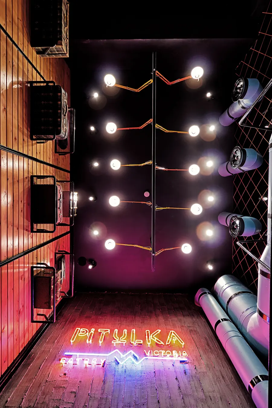 Pitulka: Ceiling with bare bulbs
